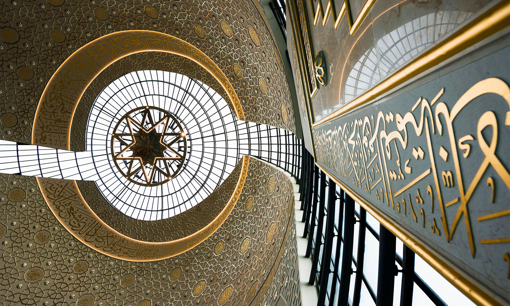 Blick von innen hinauf in die Kuppel der Kölner Moschee