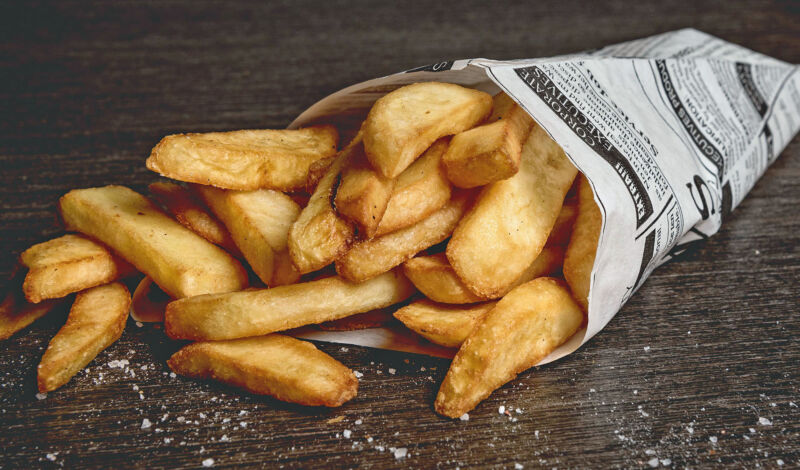 belgische Pommes Frites in einer Tüte serviert