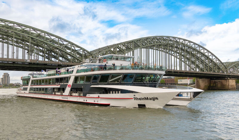 Die MS Rheinmagie der Gesellschaft Köln-Düsseldorfer vor der Hohenzollernbrücke