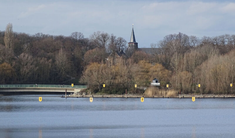 Blick über den Fühlinger See auf die Kirche Sankt Marien in Köln-Fühlingen