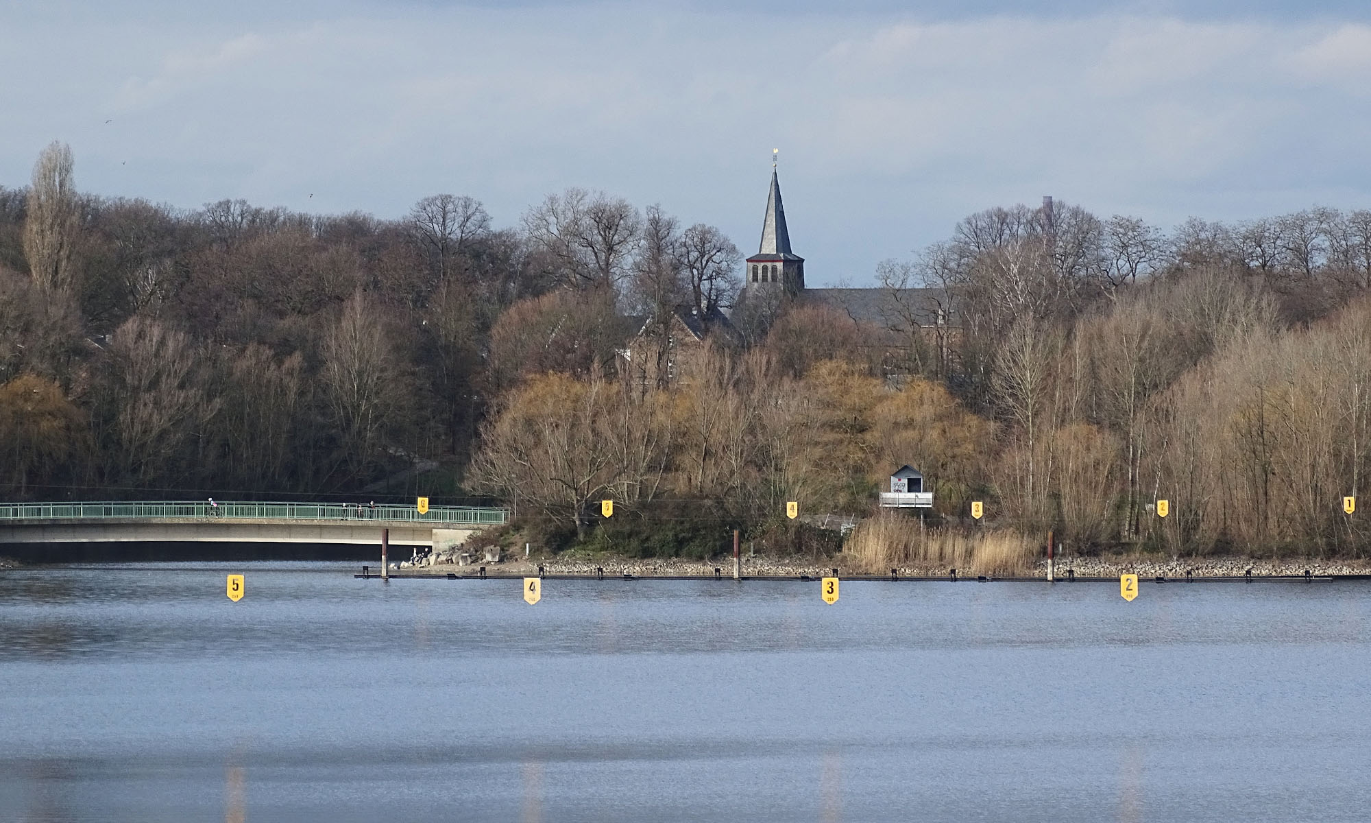 Blick über den Fühlinger See auf die Kirche Sankt Marien in Köln-Fühlingen