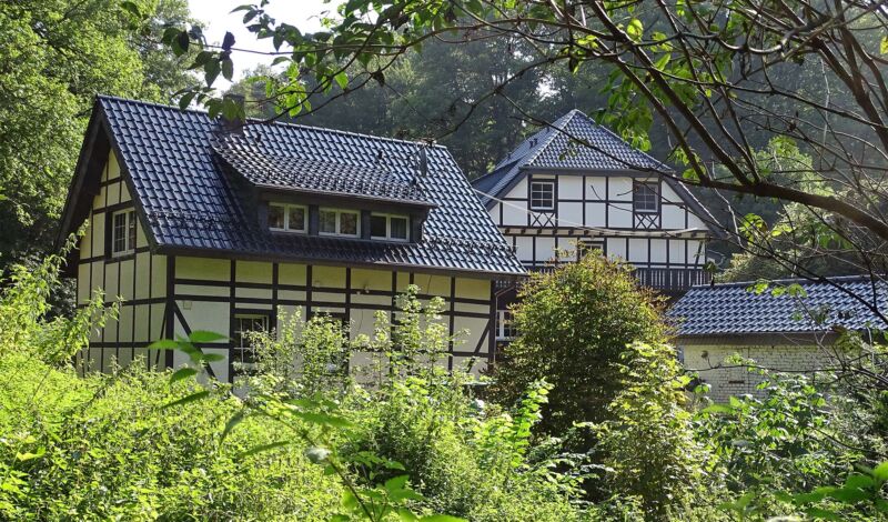 Die Gebäude der Forsbacher Mühle am Rand des Königsforstes