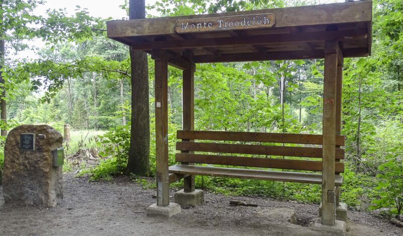 Unterstand am Monte Troodelöh, die höchste Erhebung im Kölner Stadtgebiet