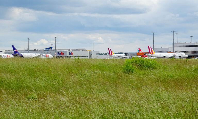 Frachtflugzeuge am Flughafen Köln/Bonn