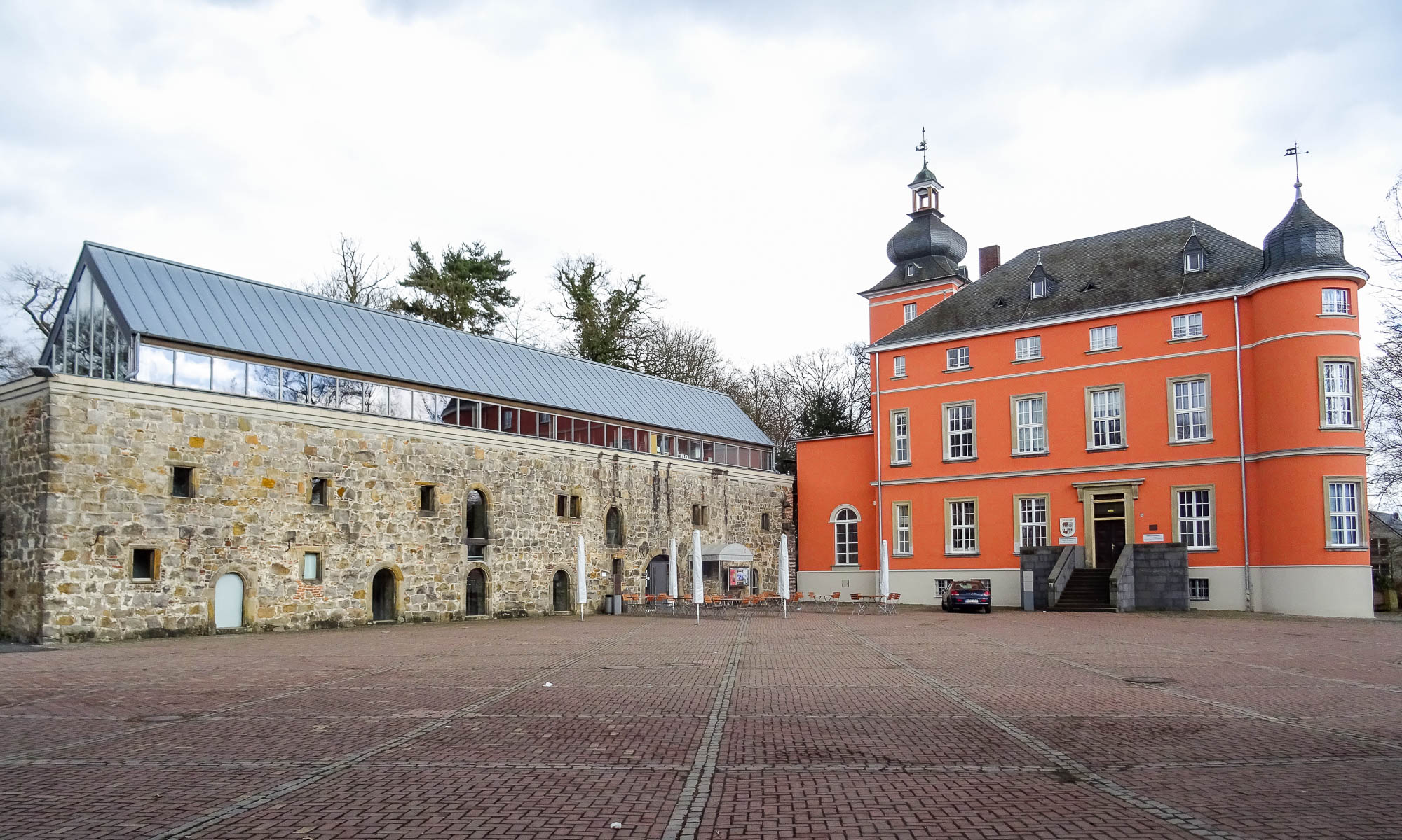 Das Bild zeigt die Gebäude der Burg Wissem in Troisdorf