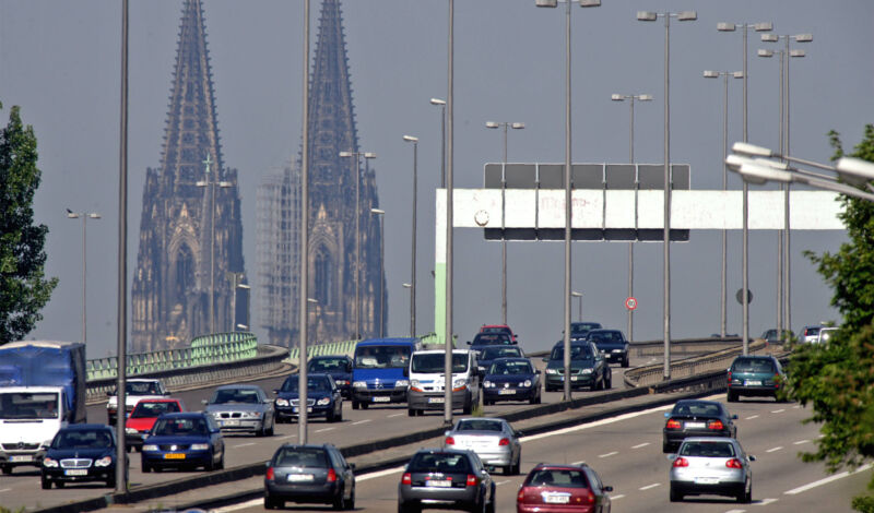 Autos fahren über die Kölner Zoobrücke, im Hintergrund sieht man die Türme des Doms