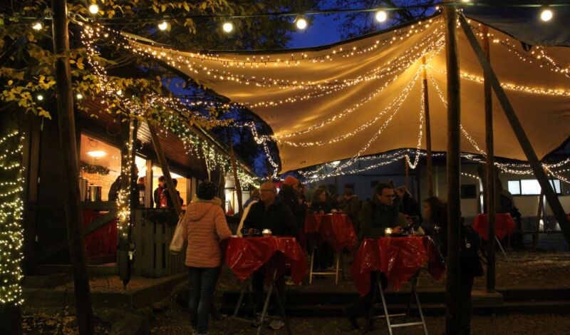 Stand beleuchtet beim Weihnachtsmarkt Brauwelt Köln