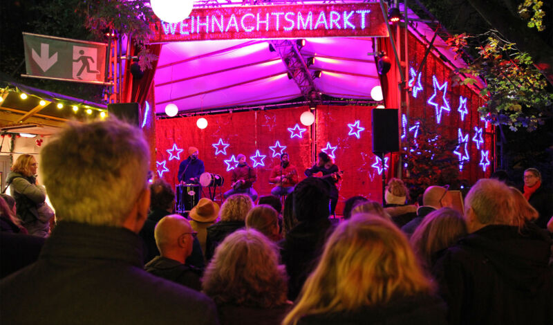 Bühne mit Musikern auf dem Weihnachtsmarkt im Stadtgarten