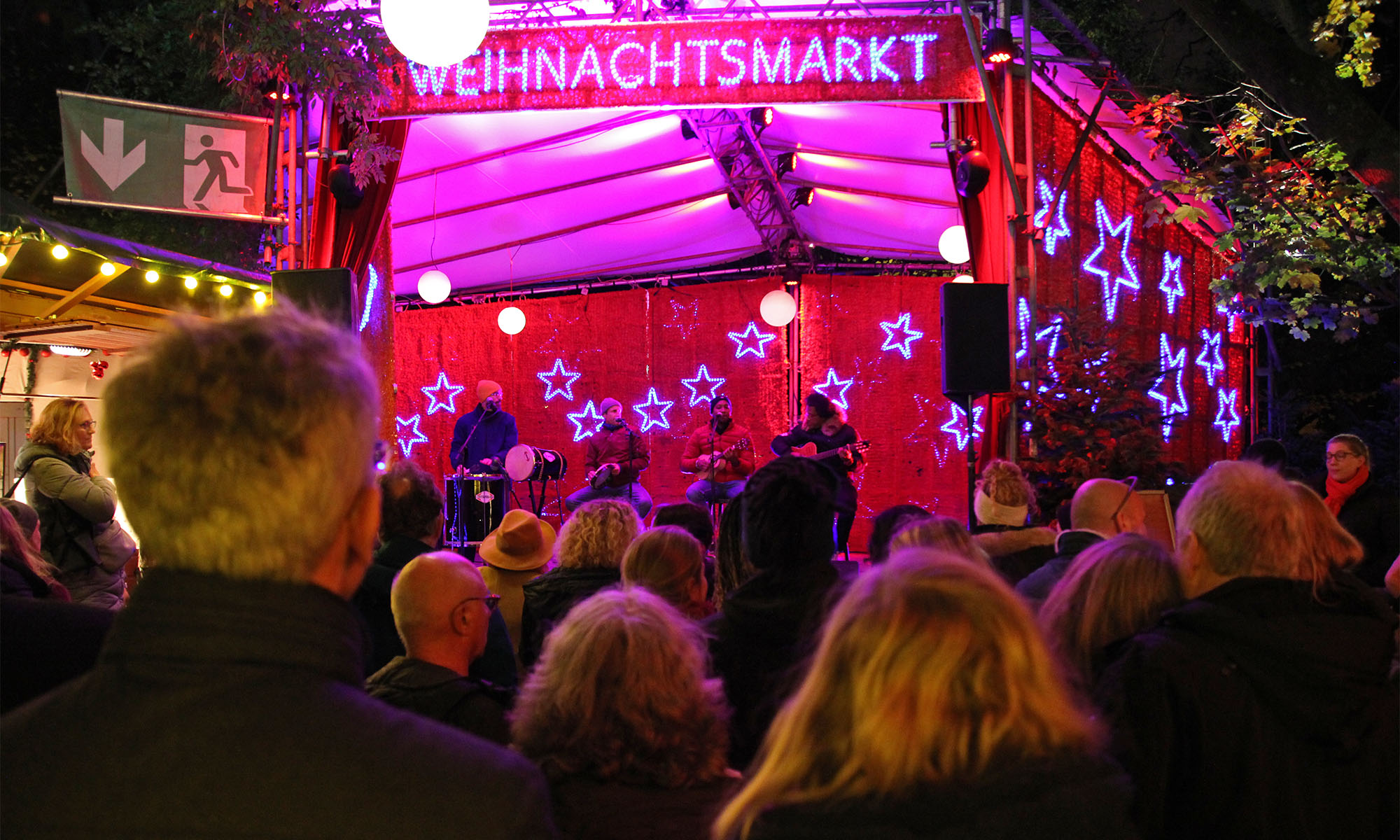 Bühne mit Musikern auf dem Weihnachtsmarkt im Stadtgarten