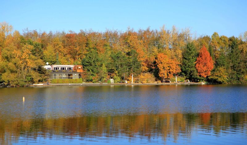 Der Heider Bergsee im Herbst mit buntgefärbten Bäumen