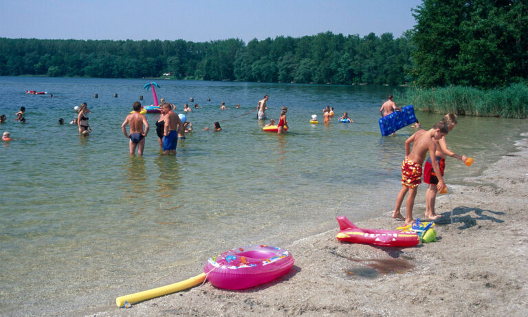 Badegäste im Sommer am Liblarer See