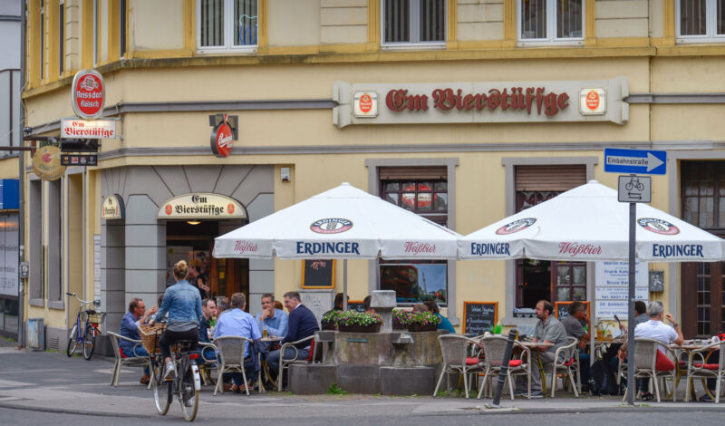 Die Gaststätte "Em Bierstüffge" in Köln-Deutz von außen.