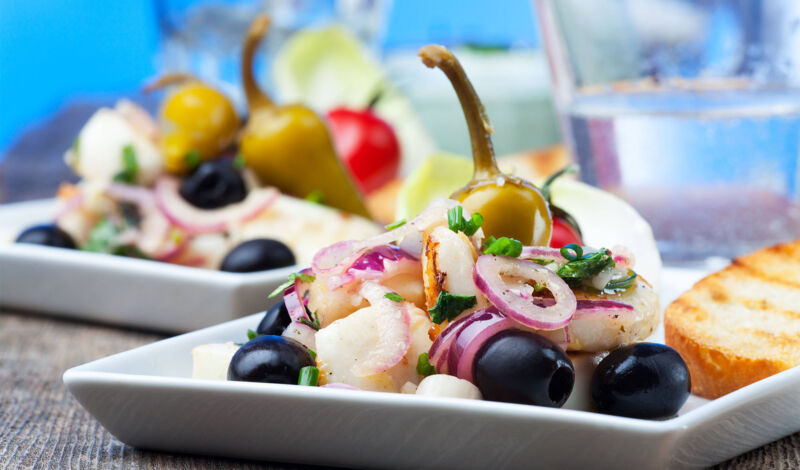 Gambas mediterrane Art mit Zwiebeln, Oliven und Peperoni