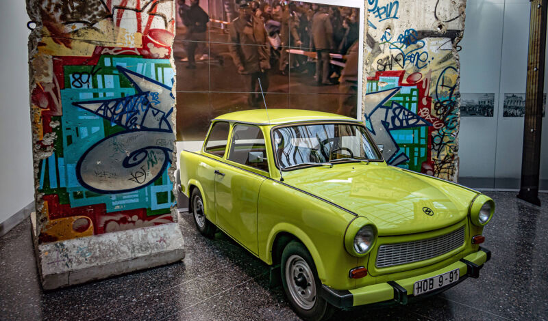 Ein Trabi und Teile der Berliner Mauer im Haus der Geschichte