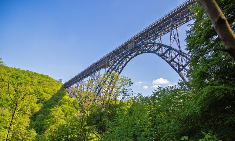 Blick von unten auf die Müngstener Brücke, Deutschlands höchste Eisenbahnbrücke