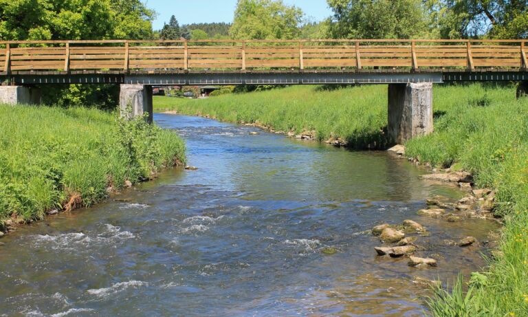 Eine schmale Brücke über das Flüsschen Sülz im Bergischen Land