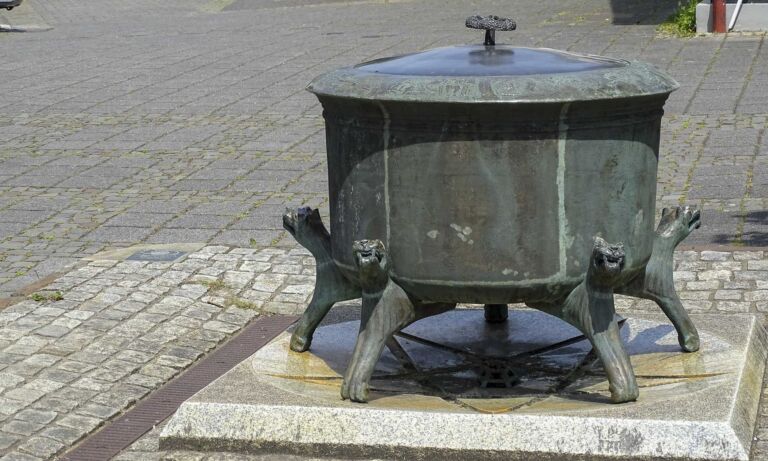 Der Brunnen Hexenkessel auf einem Platz im Dorfzentrum von Odenthal