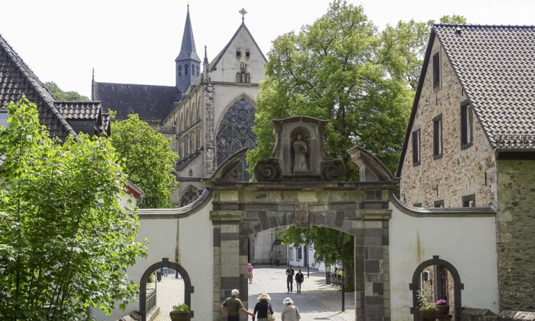 Eingang zur Klosterimmunität am Altenberger Dom