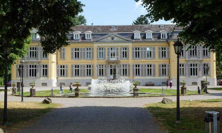 Außenansicht von Schloss Morsbroich In Leverkusen