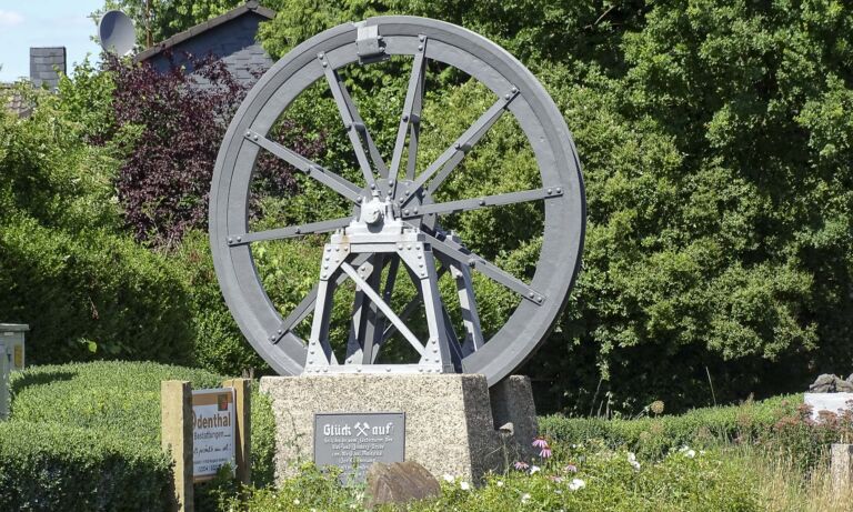 Eine Seilscheibe in Moitzfeld zur Erinnerung an den Bergbau im Bergischen Land