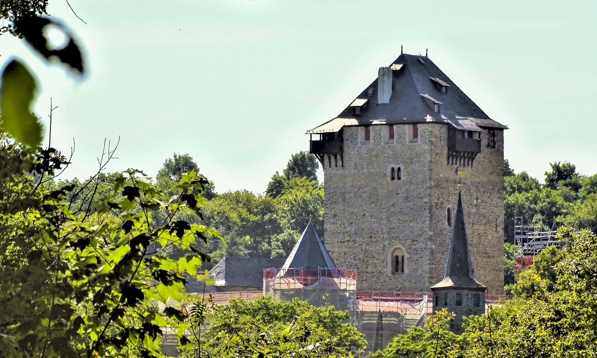 Blick auf den Bergfried von Schloss Burg