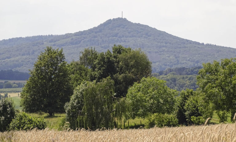 Fernsicht mit Blick auf den Großen Ölberg, der höchste Gipfel des Siebengebirges