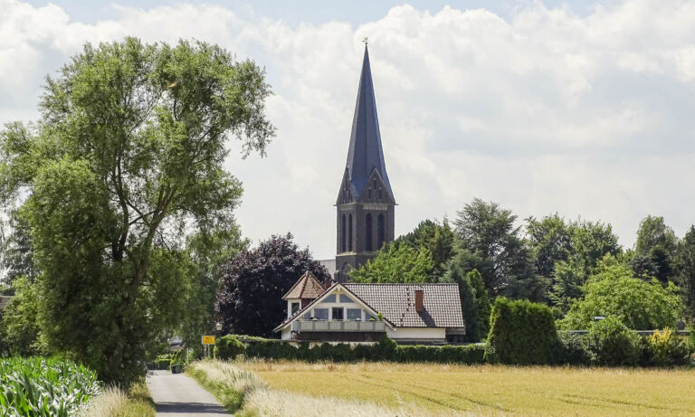 Blick auf die Kirche in Rott, ein Ortsteil der Stadt Hennef an der Sieg