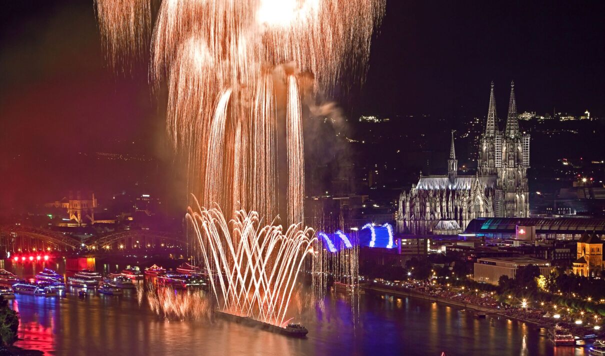 Feuerwerk auf dem Rhein