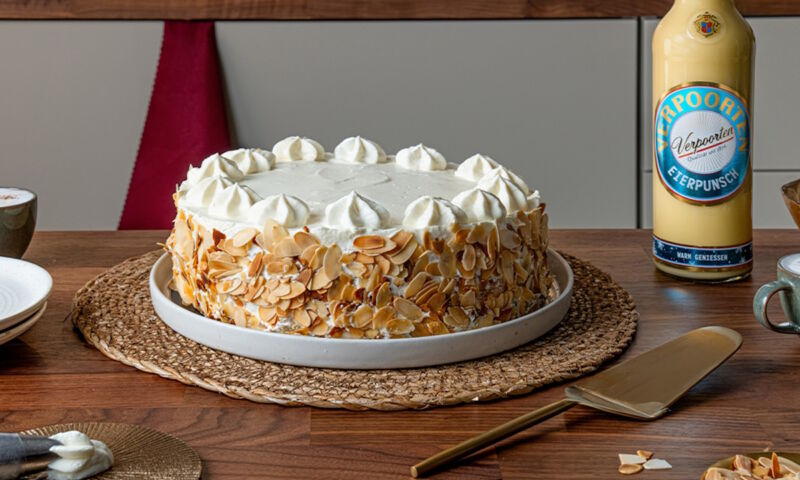 Torte mit Pflaumen und Eierpunsch