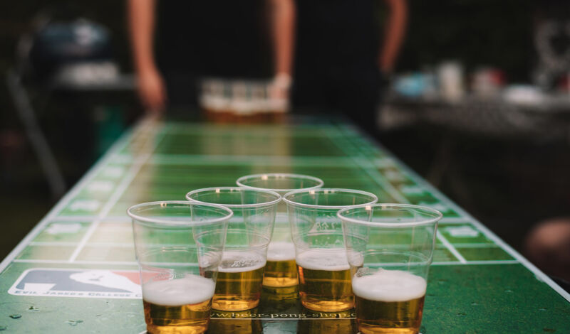 Biergläser auf einem Beerpong-Tisch