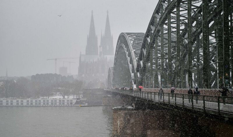 Die Hohenzollernbrücke und der Kölner Dom im Winter im Nebel