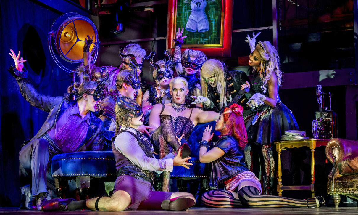 Darsteller des Musicals Rocky Horror Show ins lasziver Pose auf der Bühne