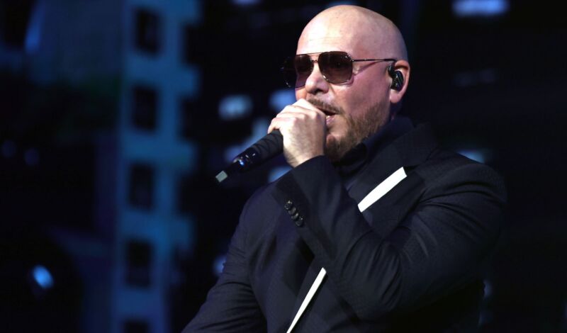 Sänger Pitbull beim Konzert