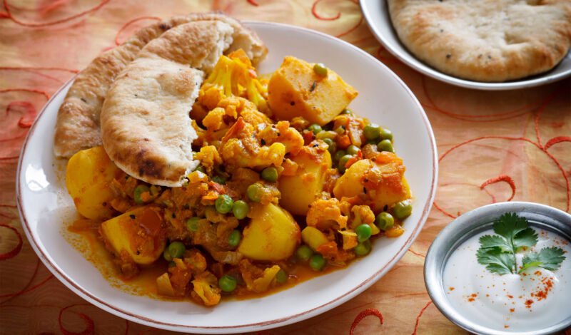 Ein indisches Curry mit Kartoffeln, Erbsen und anderem Gemüse