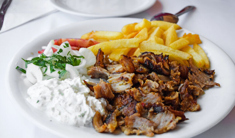 Ein Teller mit Gyros, Pommes Frites und Tzatziki