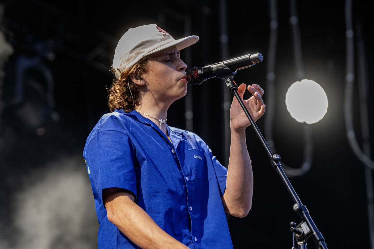 Sänger Berq singt live beim Haldern Pop Festival 2024 in Rees