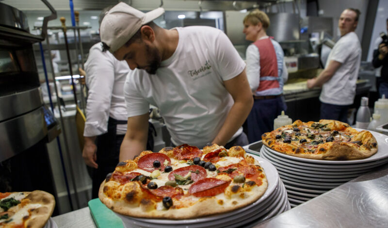 Pizzabäcker im italienischen Restaurant Tuscolo in der Kölner Innenstadt