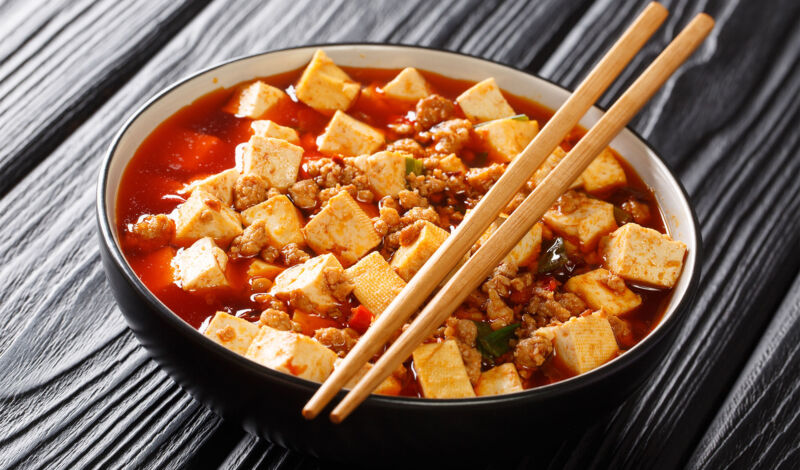 Mapu-Tofu der chinesischen Küche mit scharfer Sauce und Stäbchen