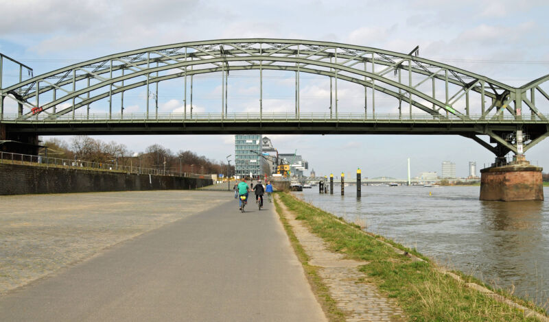 Das Rheinufer an der Südbrücke in Köln-Bayenthal