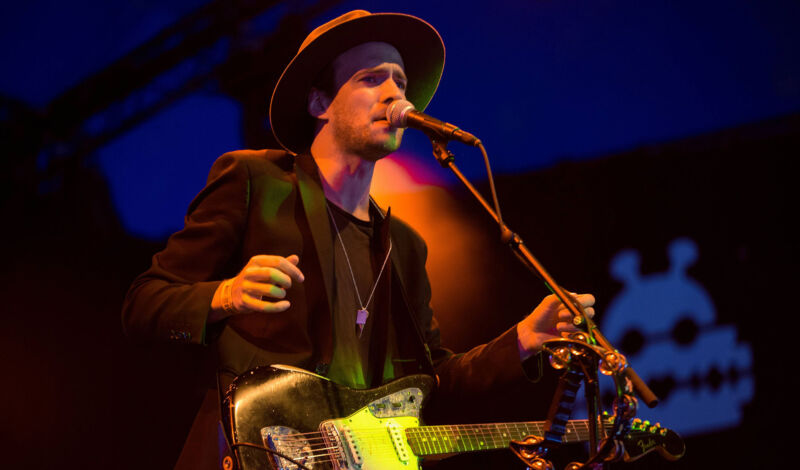 Finn Andrews von der Band The Veils bei einem Auftruitt auf der Bühne