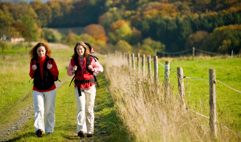 Zwei Frauen wandern auf dem Westerwald-Steig