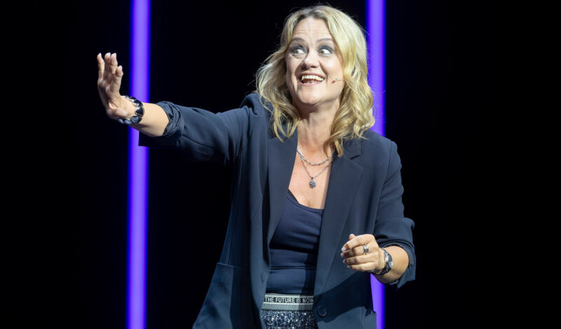 Comedienne Lisa Feller bei einem Auftritt auf der Bühne