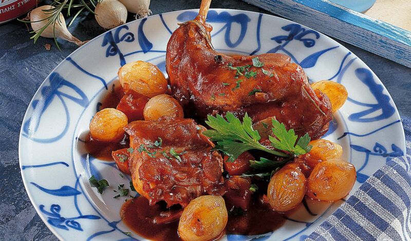 Stifado, ein griechisches Schmorgericht, serviert mit Zwiebeln und Kartoffeln