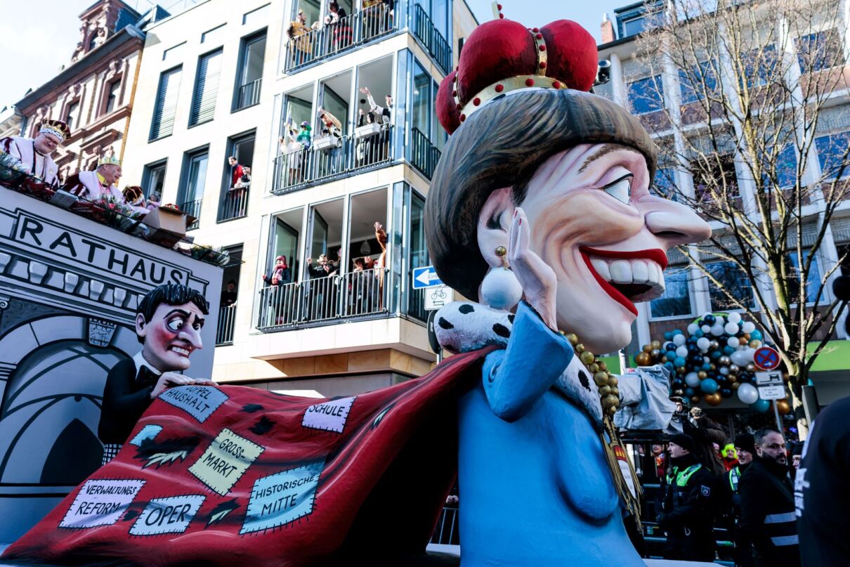 Ein Persiflagewagen beim Kölner Rosenmontagszug zeigt Oberbürgermeisterin Henriette Reker