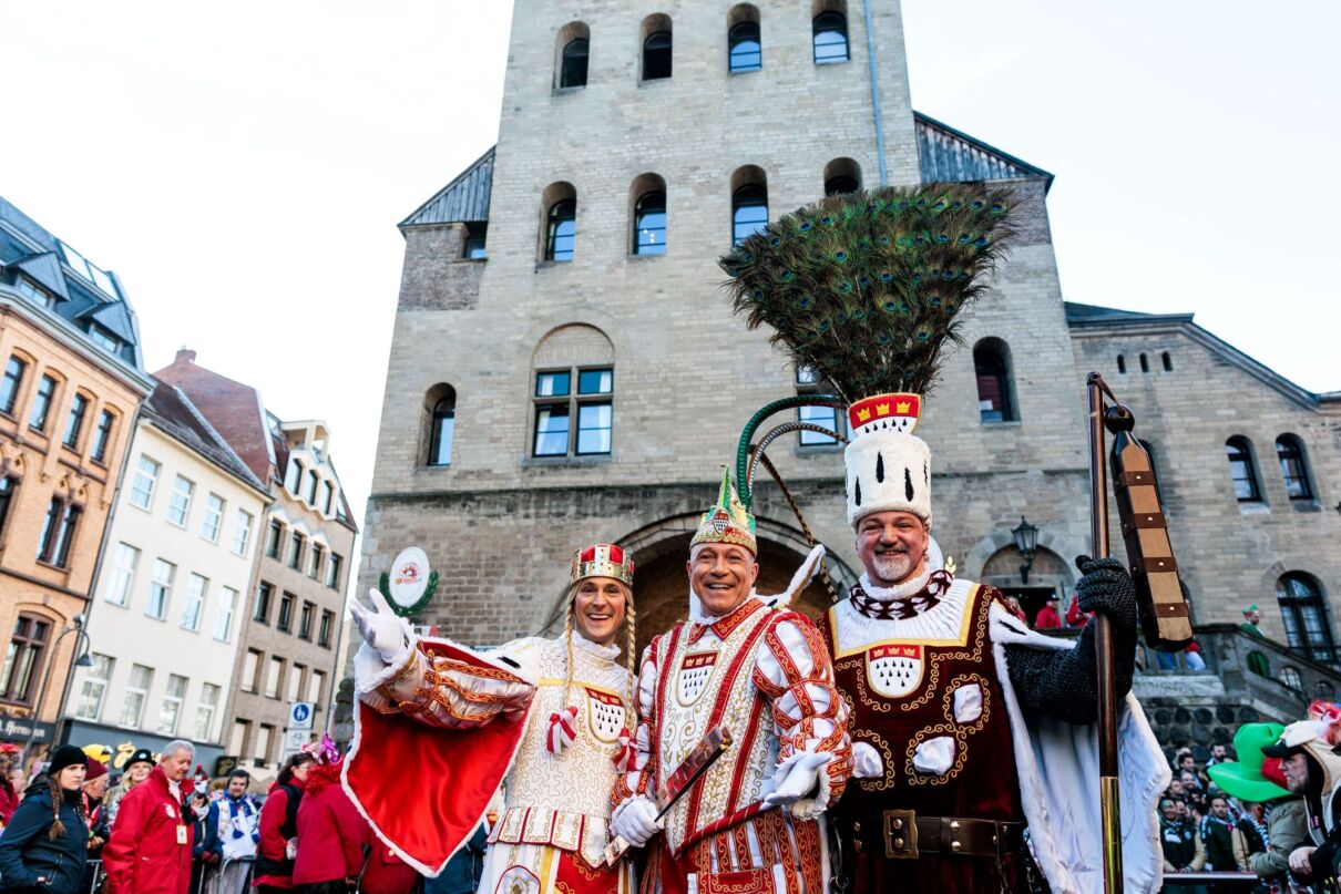 Das Kölner Dreigestirn 2025 vor der Severinstorburg