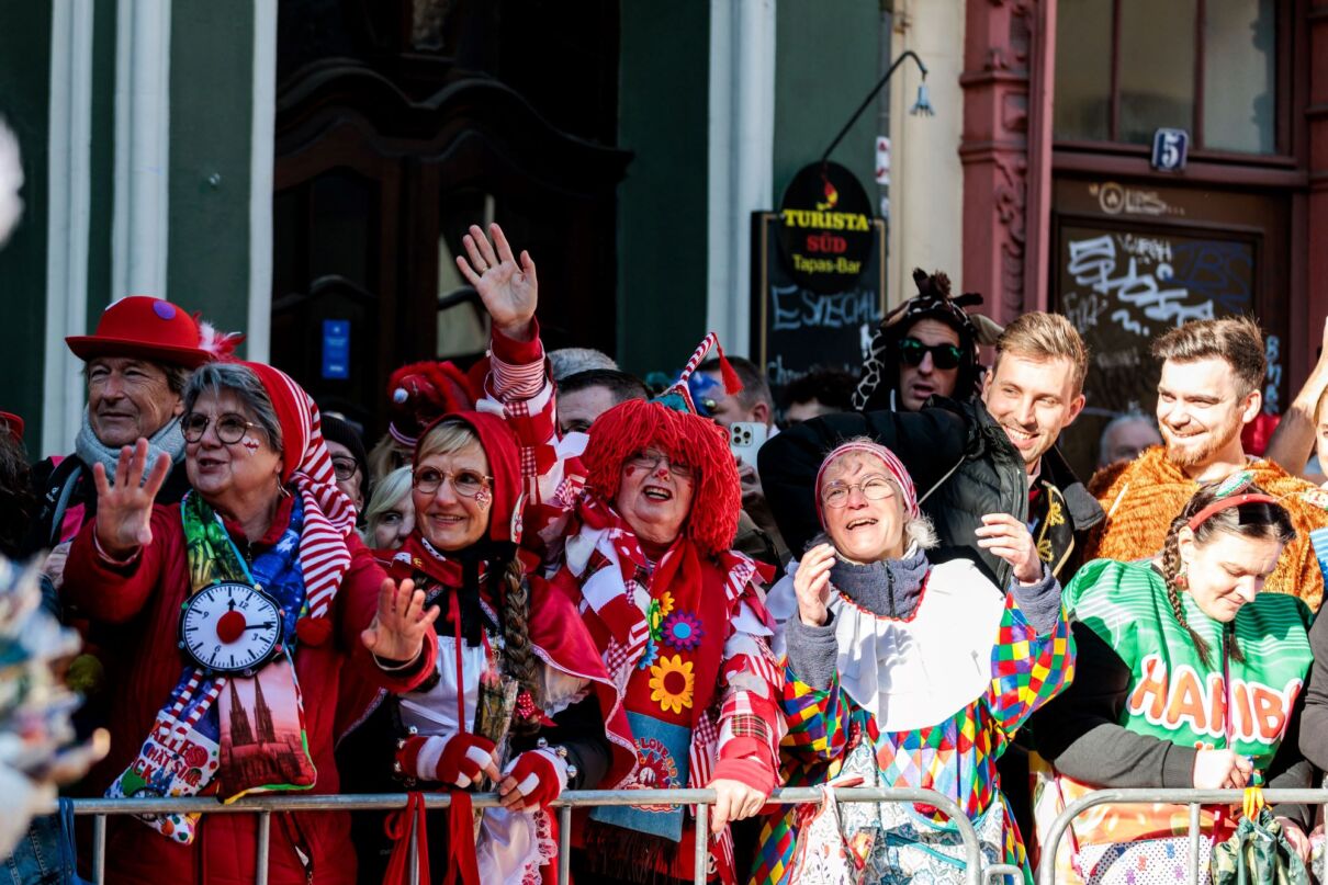 Bunt verkleidete Karnevalisten beim Kölner Rosenmontagszug