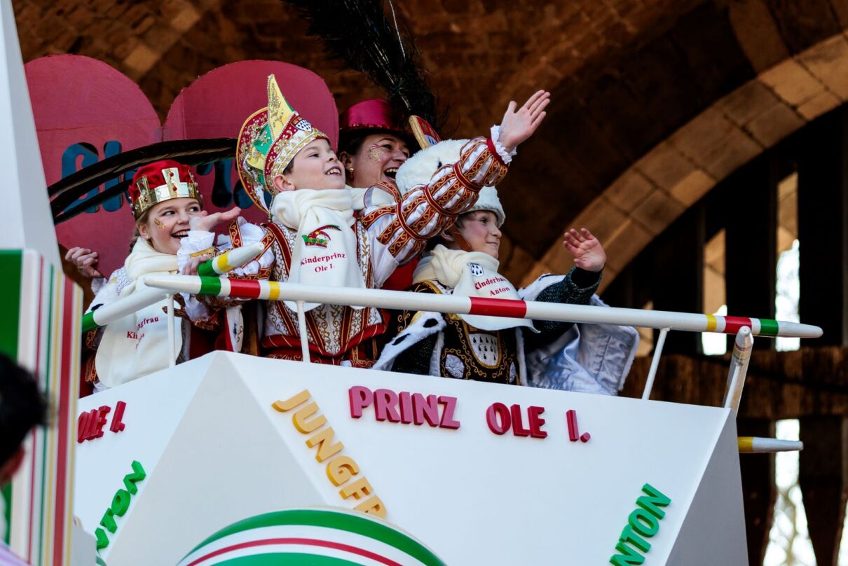 Bunt verkleidete Karnevalisten beim Kölner Rosenmontagszug