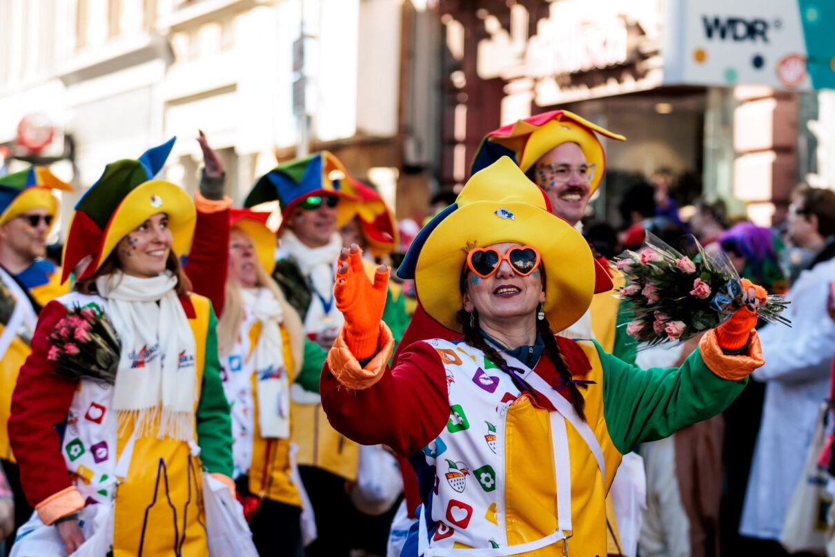 Bunt verkleidete Karnevalisten beim Kölner Rosenmontagszug