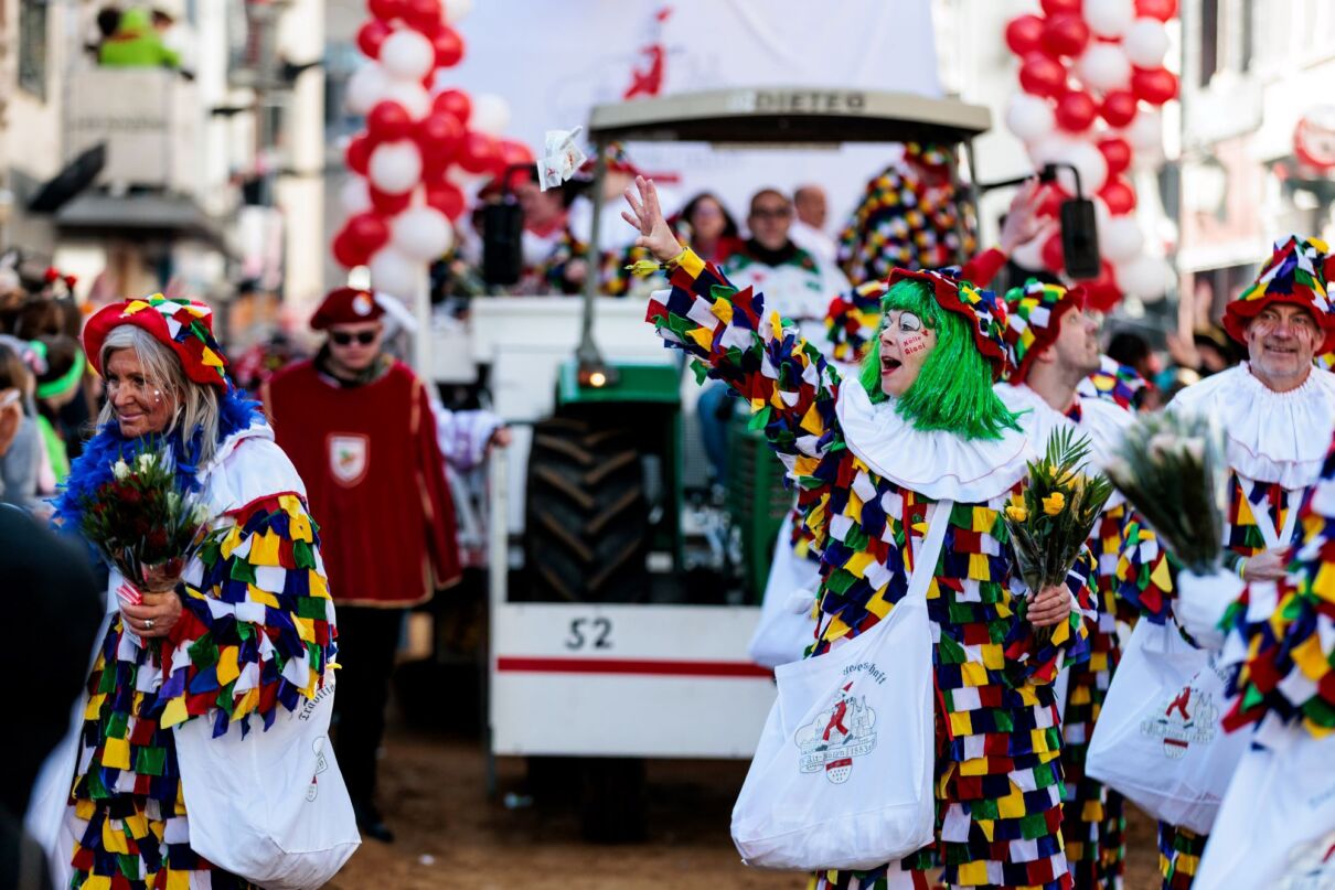 Bunt verkleidete Karnevalisten beim Kölner Rosenmontagszug