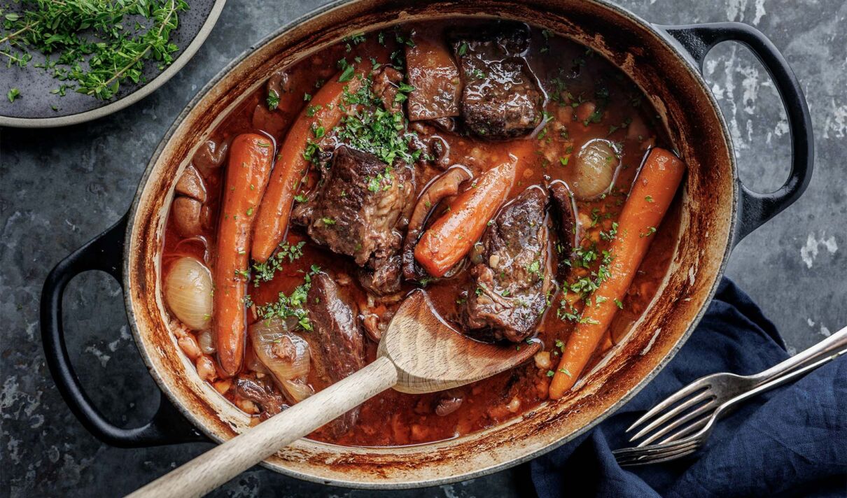 Boeuf Bourguignon mit Möhren in einem gusseisernen Bräter